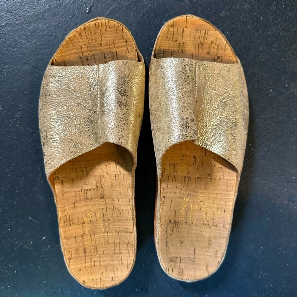 Kork-Ease Tutsi slide sandal in gold - size 7
